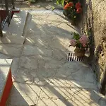 Nonni Devia *